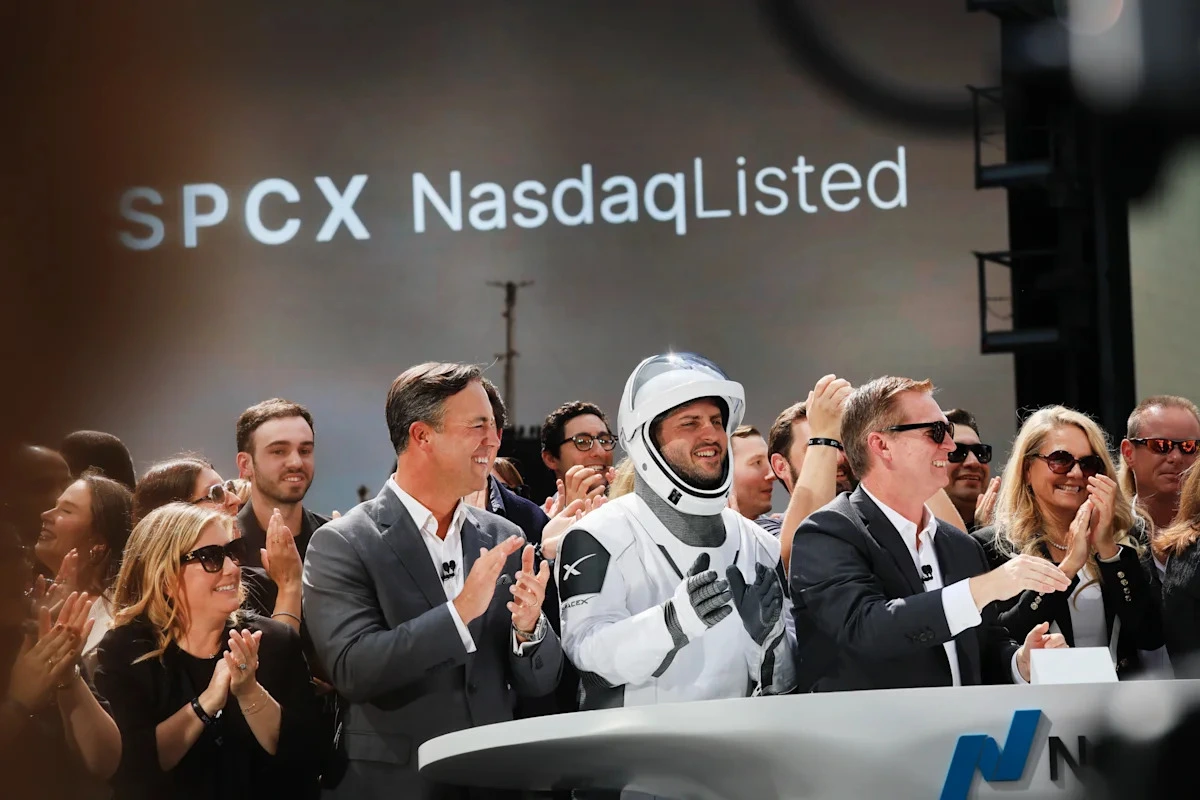 SpaceX rocket with financial market visuals representing investor concerns ahead of a lockup expiry.