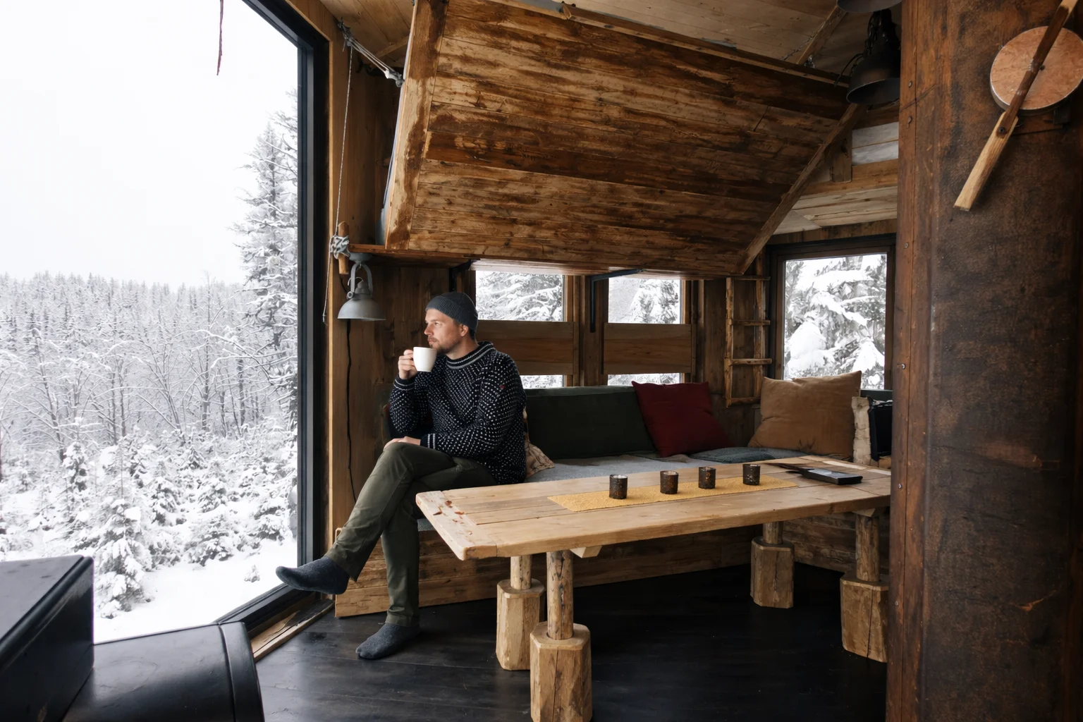 Norway Easter crime tradition with people reading mystery novels in a snowy cabin