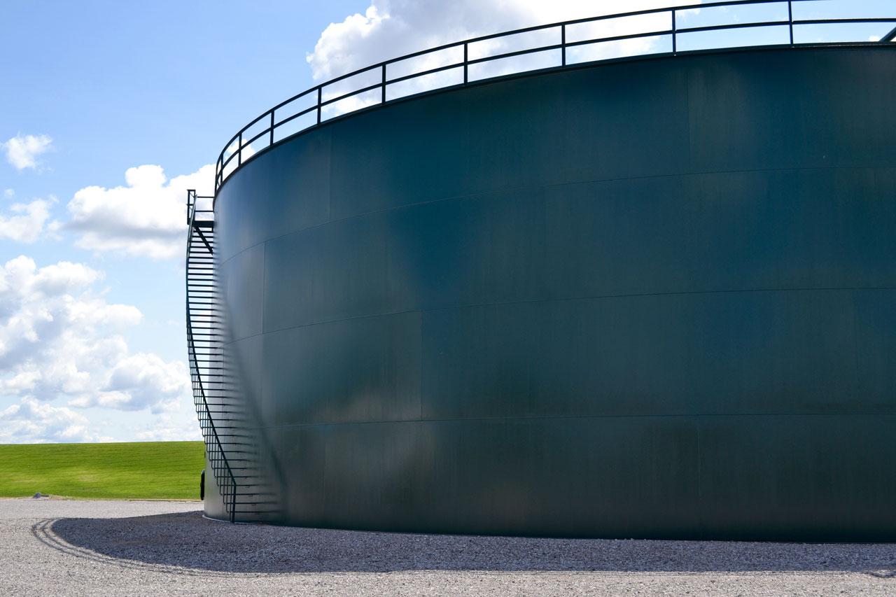 Cargo ships and fertiliser storage facilities representing the global food supply risks caused by disruptions from the Iran conflict.